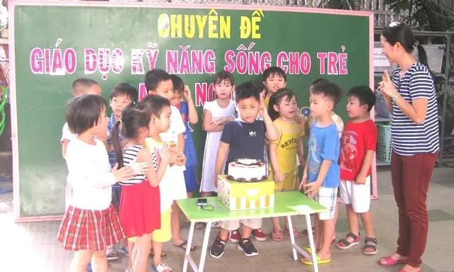 Sáng kiến kinh nghiệm: Rèn luyện kỹ năng sống cho học sinh lớp 1 qua các môn học