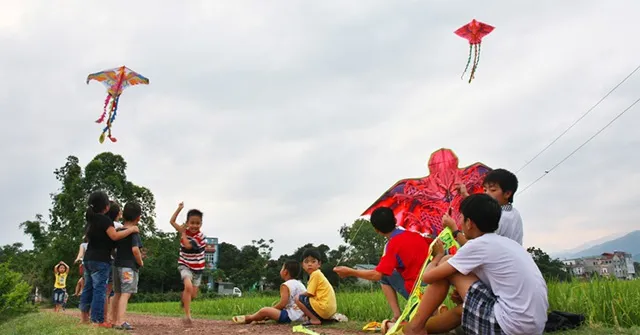 Tập làm văn lớp 4: Tả cánh diều tuổi thơ