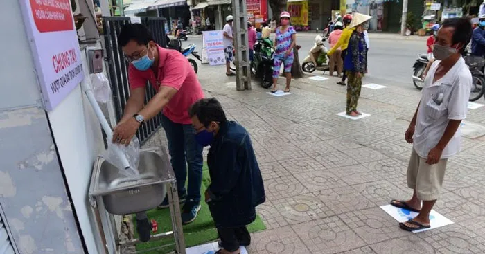 Thuyết minh về cây gạo ATM và tình người trong mùa dịch (2 mẫu)