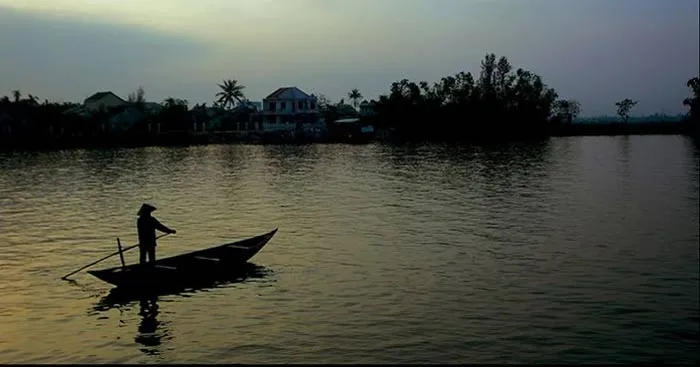 Văn mẫu lớp 12: Dàn ý phân tích chất vàng mười trong Người lái đò sông Đà