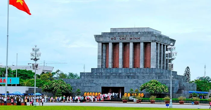 Văn mẫu lớp 9: Cảm nhận khổ thơ đầu và khổ thơ cuối bài thơ Viếng lăng Bác của Viễn Phương