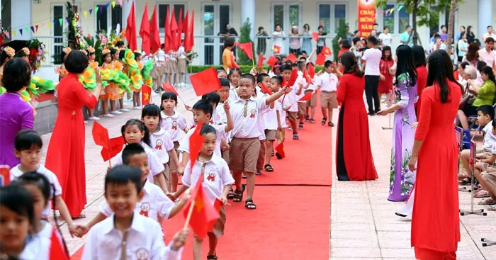 Lời dẫn đón học sinh vào lớp 1 hay và ý nghĩa nhất (10 mẫu)