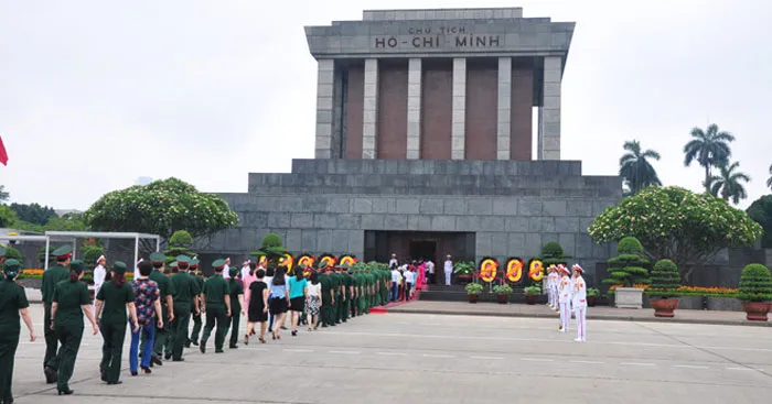 Tập làm văn lớp 4: Kể về một lần em đi viếng lăng Bác