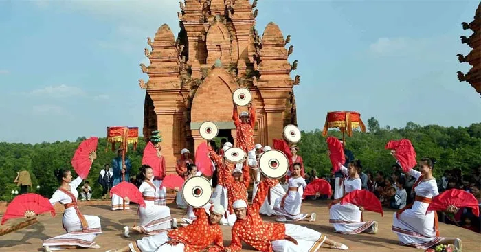 Văn mẫu lớp 10: Thuyết trình về lễ hội Đền Hùng hoặc lễ hội Ka-tê (Dàn ý + 3 mẫu)