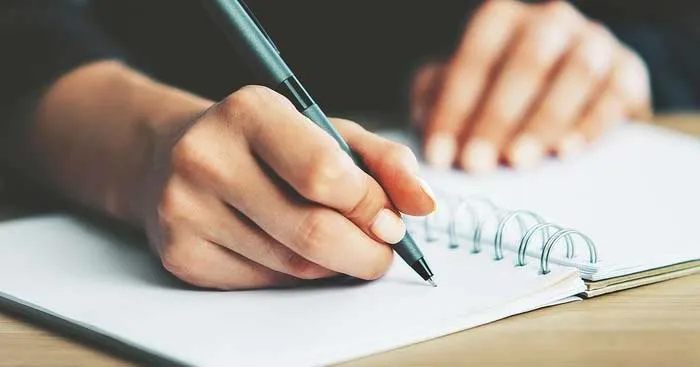 Văn mẫu lớp 11: Viết bản tin về hoạt động quyên góp giúp đỡ đồng bào bị lũ lụt
