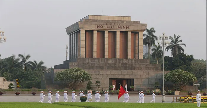 Văn mẫu lớp 9: Dàn ý Phân tích 2 khổ đầu Viếng lăng Bác (3 mẫu)