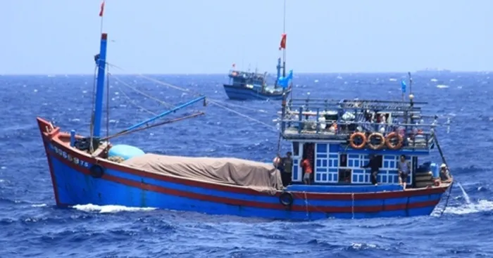 Văn mẫu lớp 9: Phân tích cảm hứng lãng mạn trong bài Đoàn thuyền đánh cá